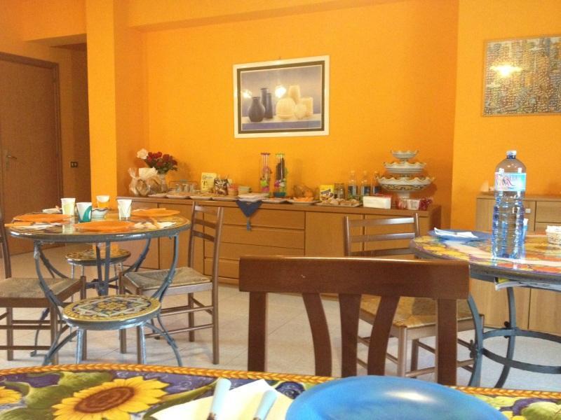 Bed and Breakfast I Colori Dell'Arcobaleno Santo Stefano di Camastra Exterior foto